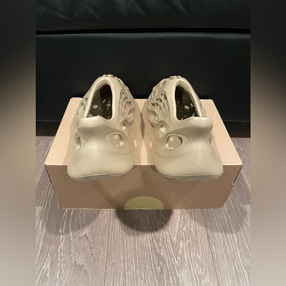 Adidas Yeezy Foam RNNR Mist - Picture 4 of 9